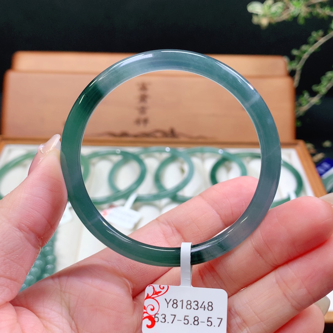 翡翠手镯未镶嵌天然