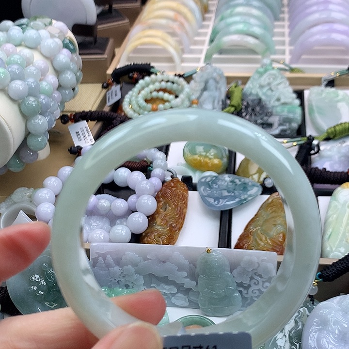 翡翠手镯未镶嵌吊坠