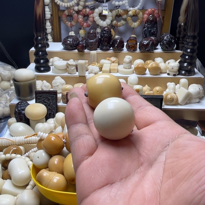 一****十象牙果雕刻风化藏饰三通白圆珠