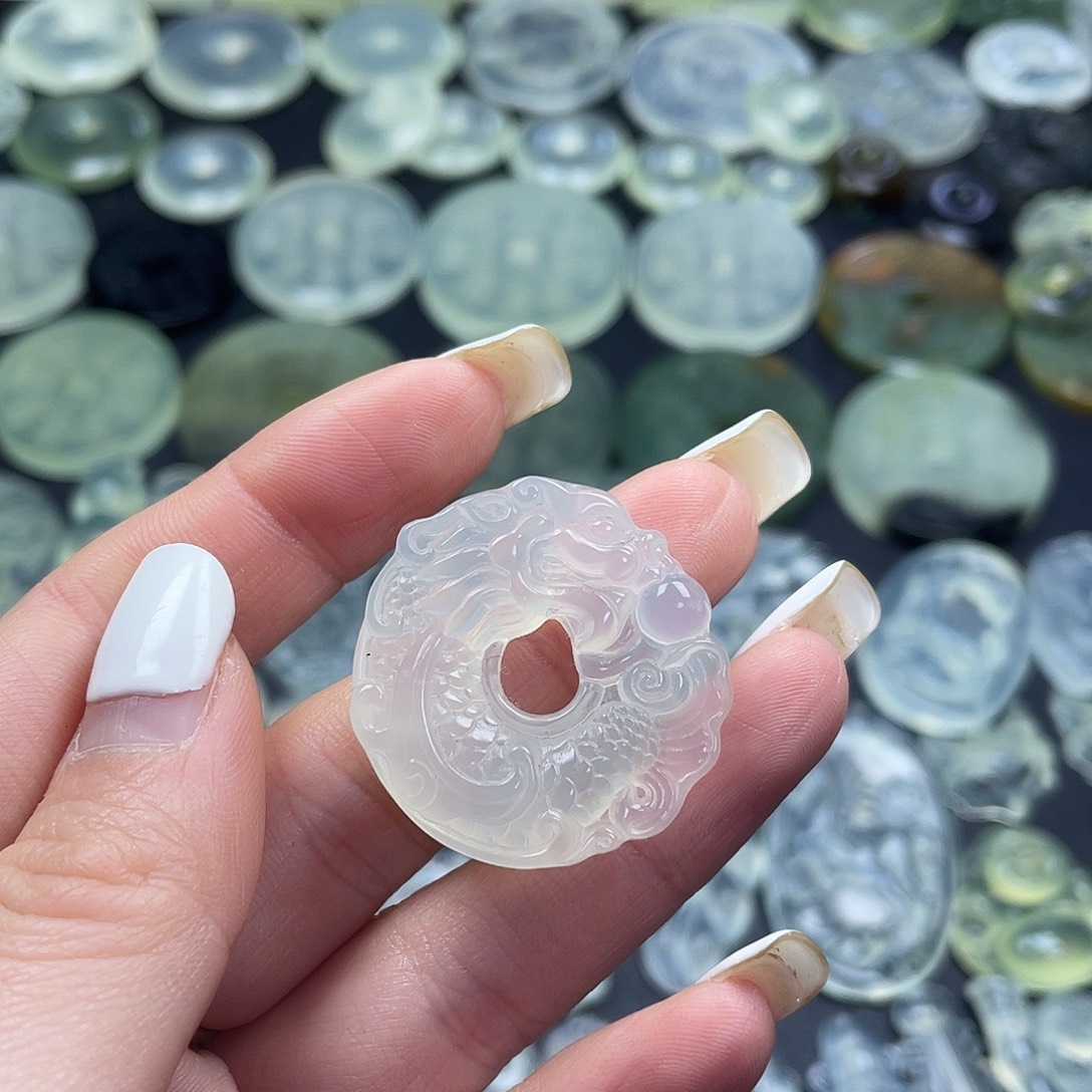 岫玉未镶嵌颈饰龙扣