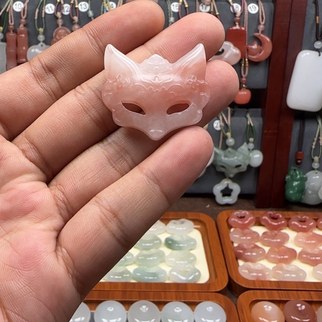 颈饰未镶嵌石英岩玉