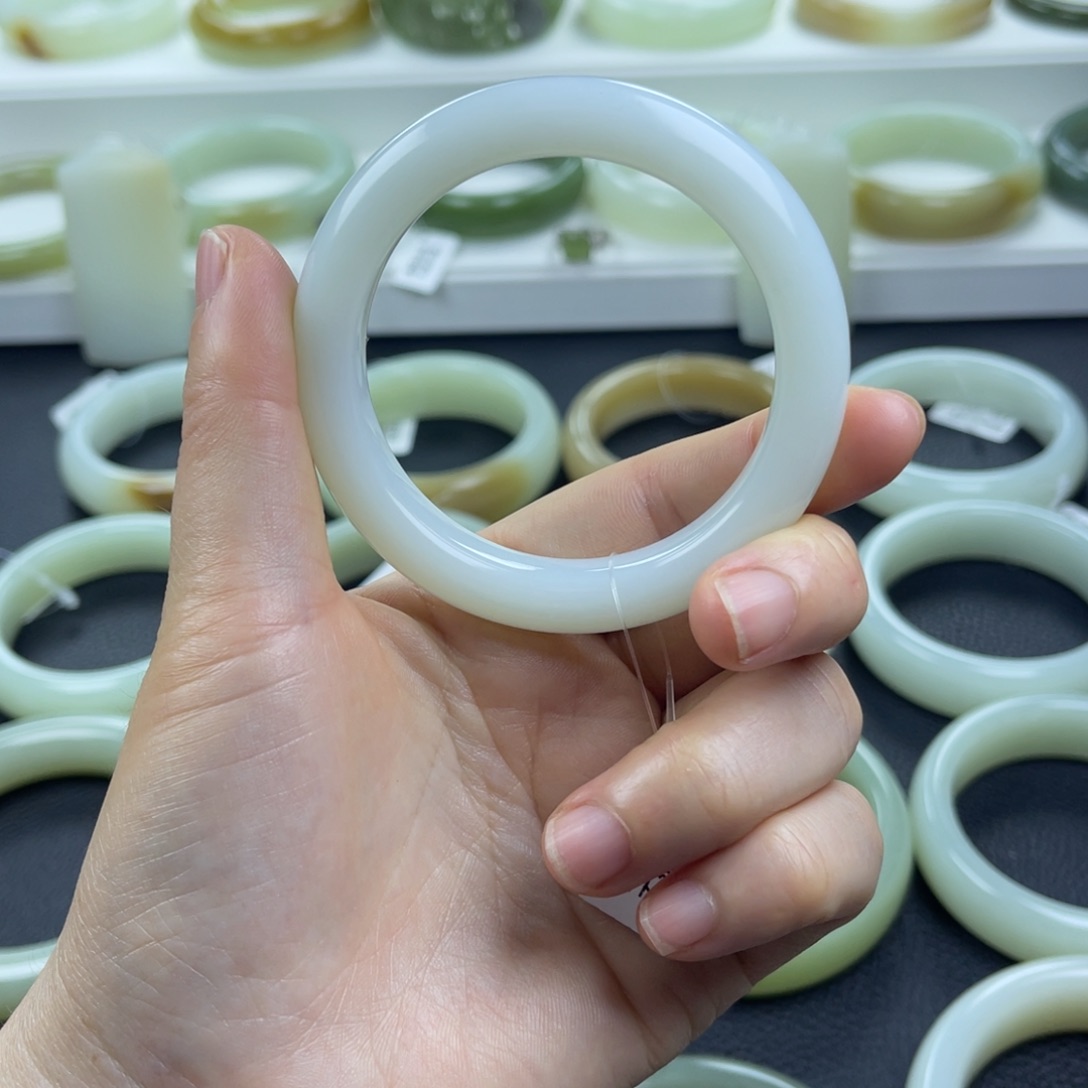 和田玉手镯未镶嵌