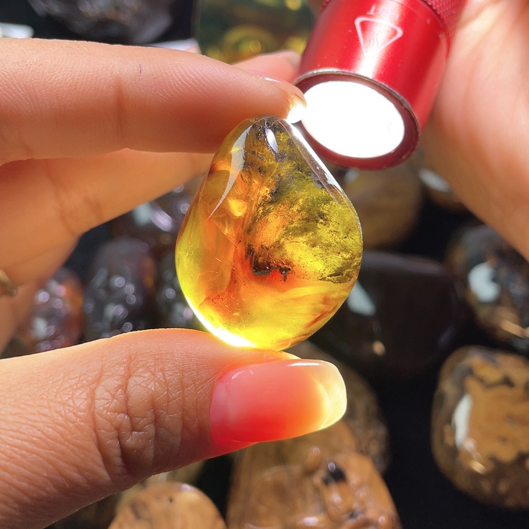 琥珀裸石未镶嵌？