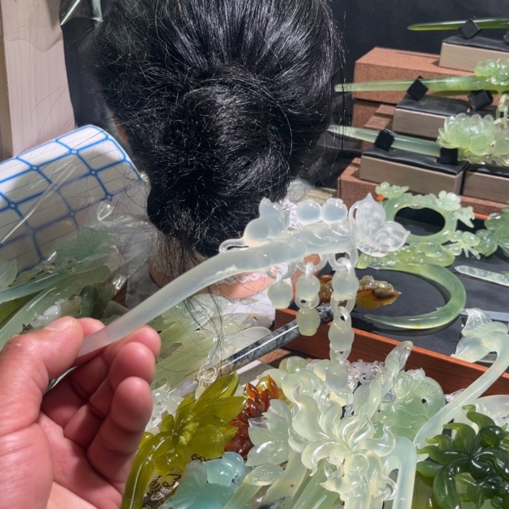 白***露绿泥石云母质玉（岫岩玉）合金发饰