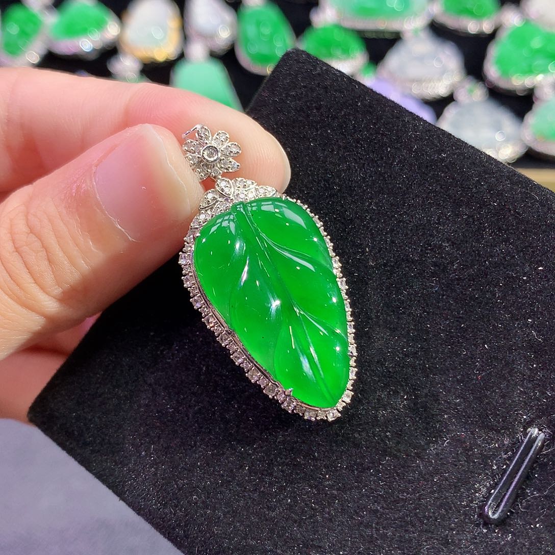 翡翠18K金镶嵌颈饰