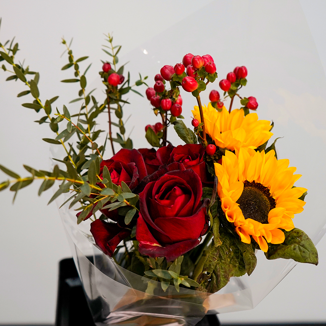 【鸿鸿火火】红玫瑰5枝+向日葵2枝+红豆5支+尤加利叶1枝