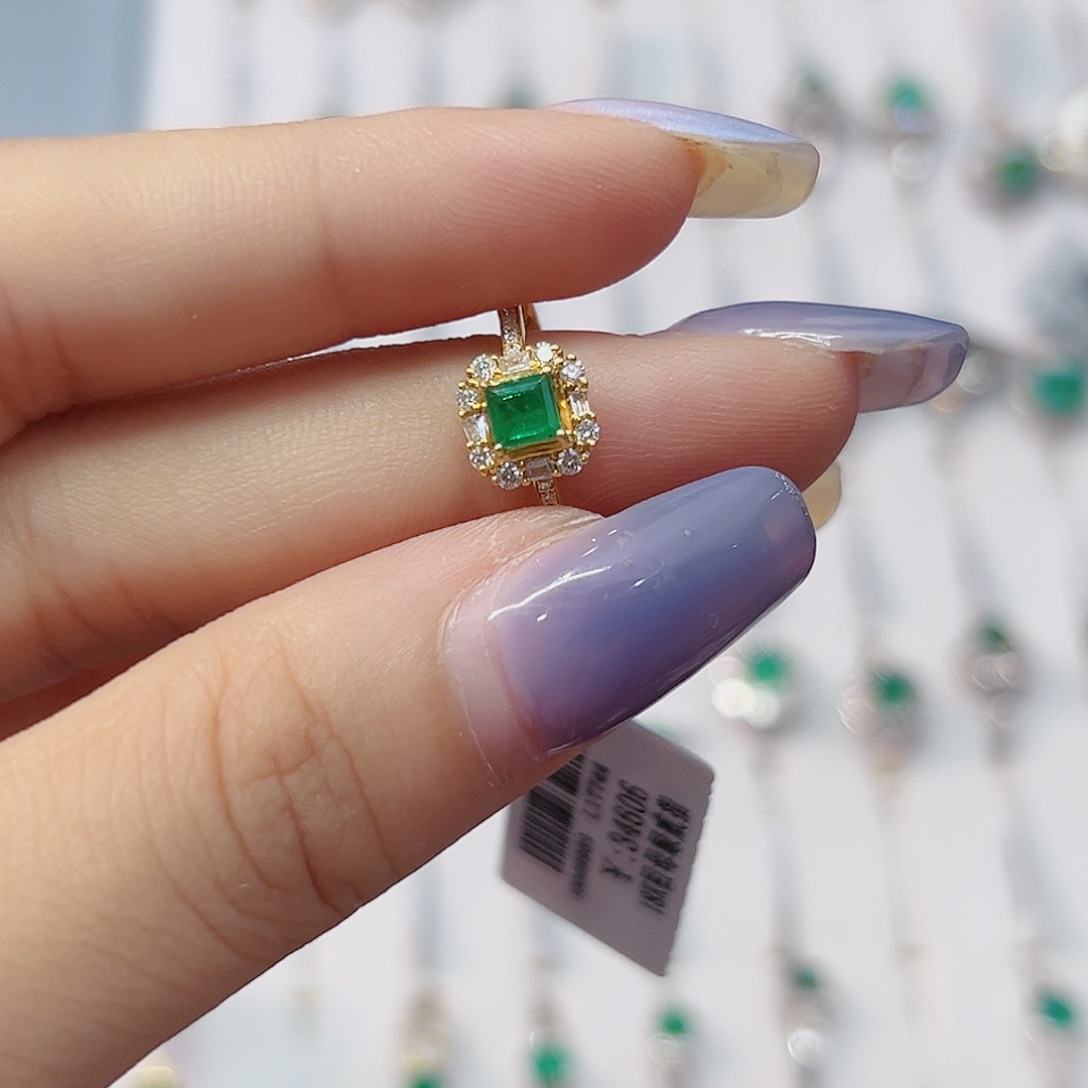 祖母绿戒指18K金镶嵌