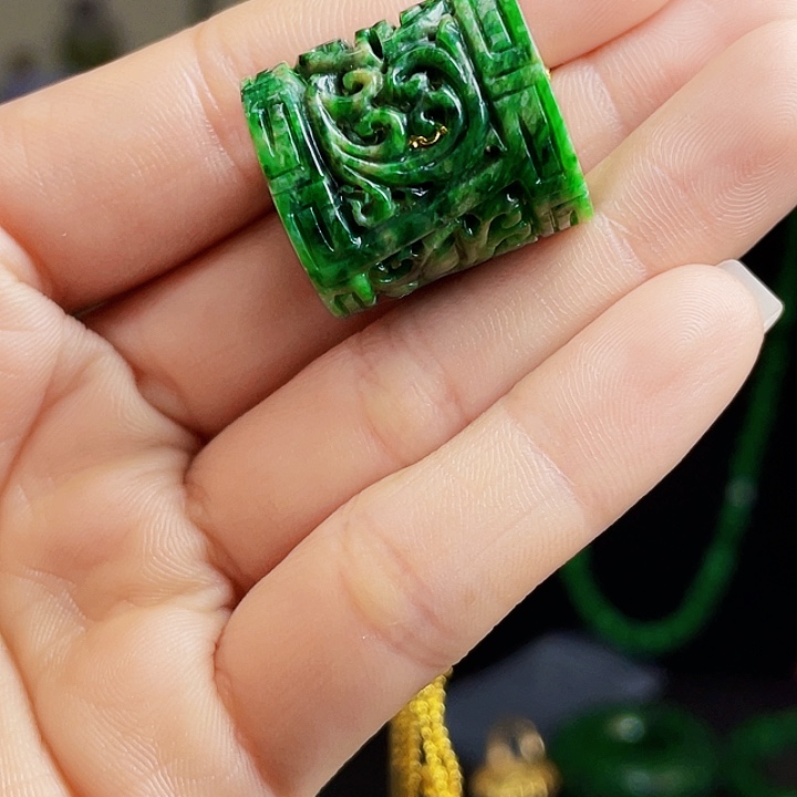 翡翠未镶嵌颈饰多样性