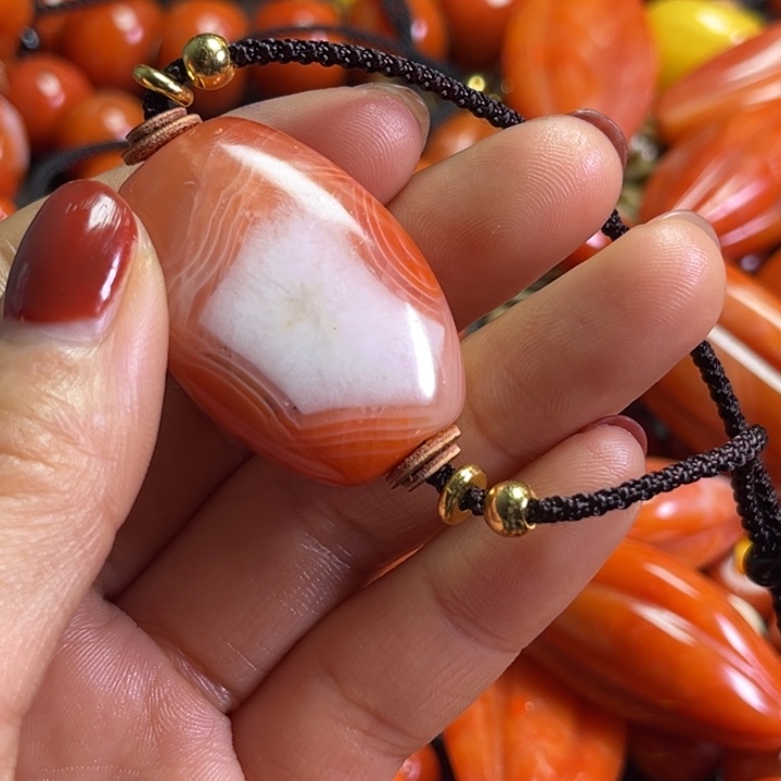 颈饰琉璃默**长琉璃……….