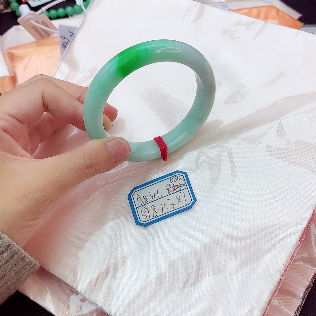 翡翠手镯未镶嵌翡翠