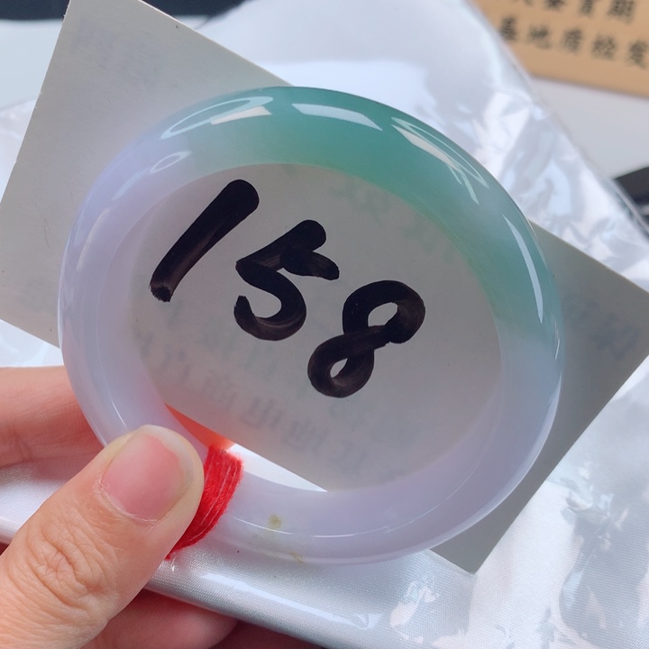 翡翠手镯未镶嵌春带彩