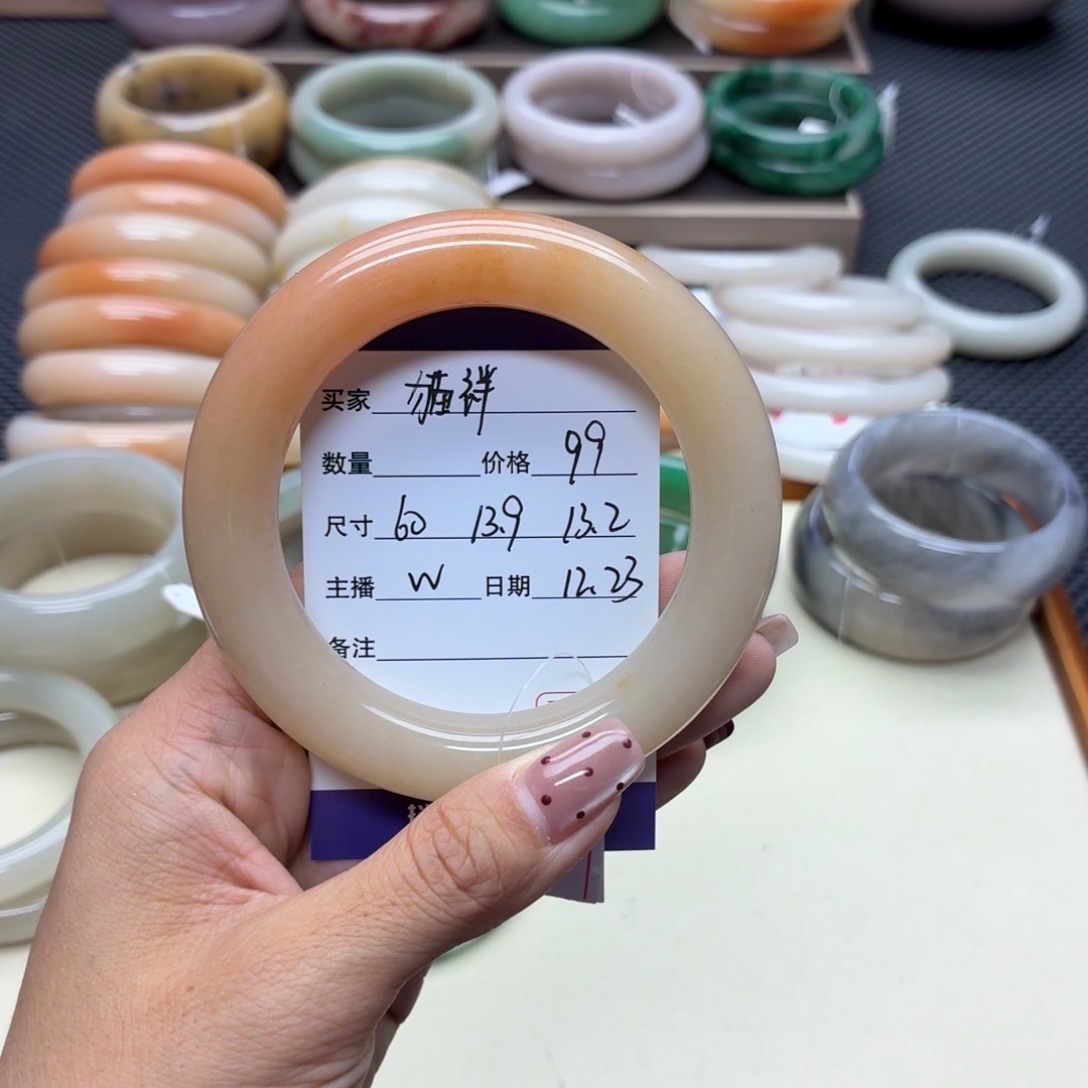 **** 石英质玉未镶嵌手镯