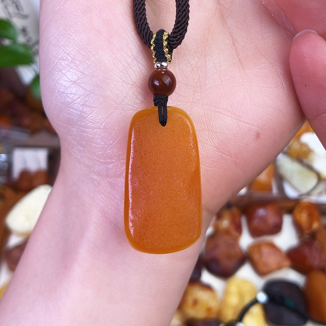 琥珀珠宝奇石未镶嵌。