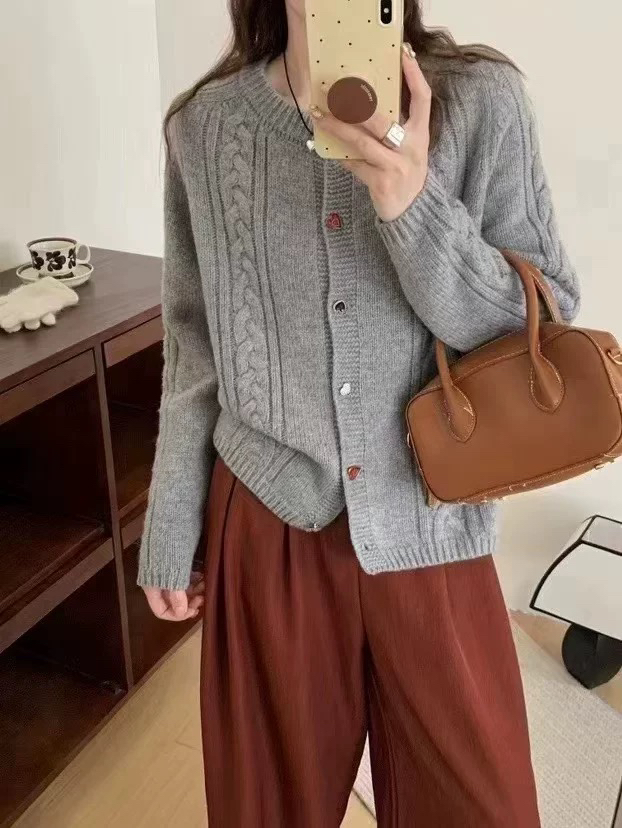 大荣家 韩系简约加厚绞花松灰开衫6050