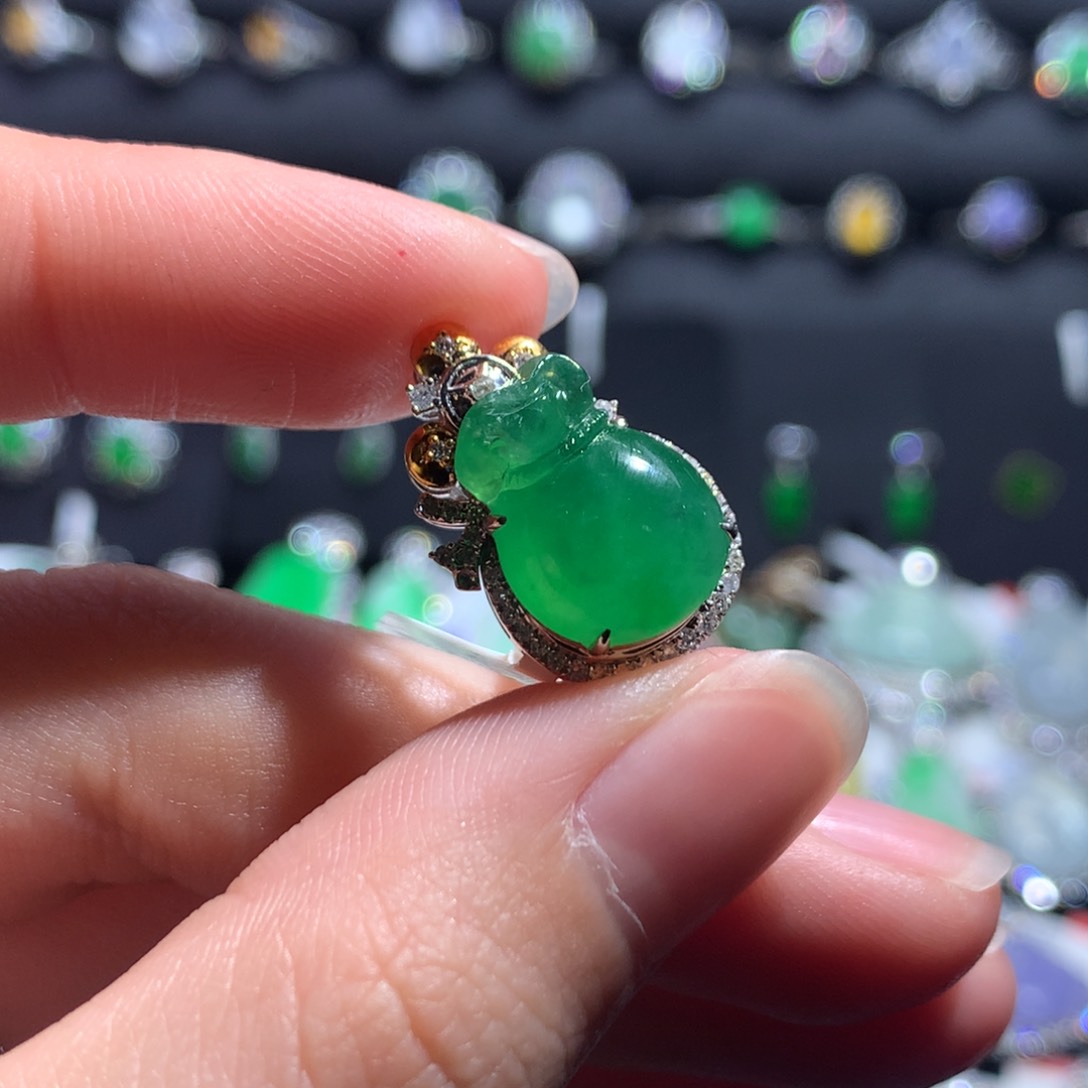 翡翠颈饰18K金镶嵌天然翡翠