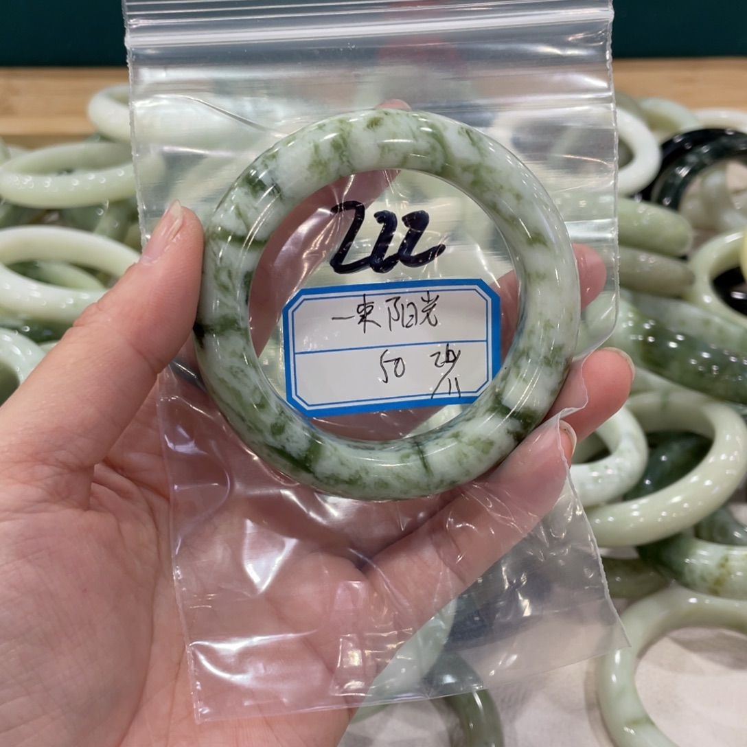 一***光蛇纹石玉未镶嵌手镯