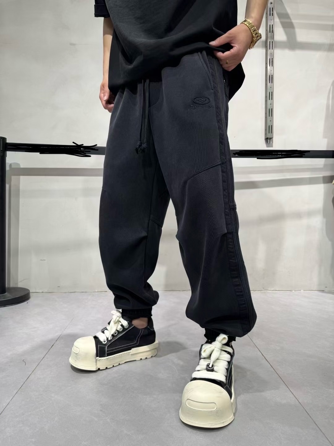 秋季新款时尚潮流刺绣束脚休闲裤宽松休闲百搭男款男士秋冬款长裤