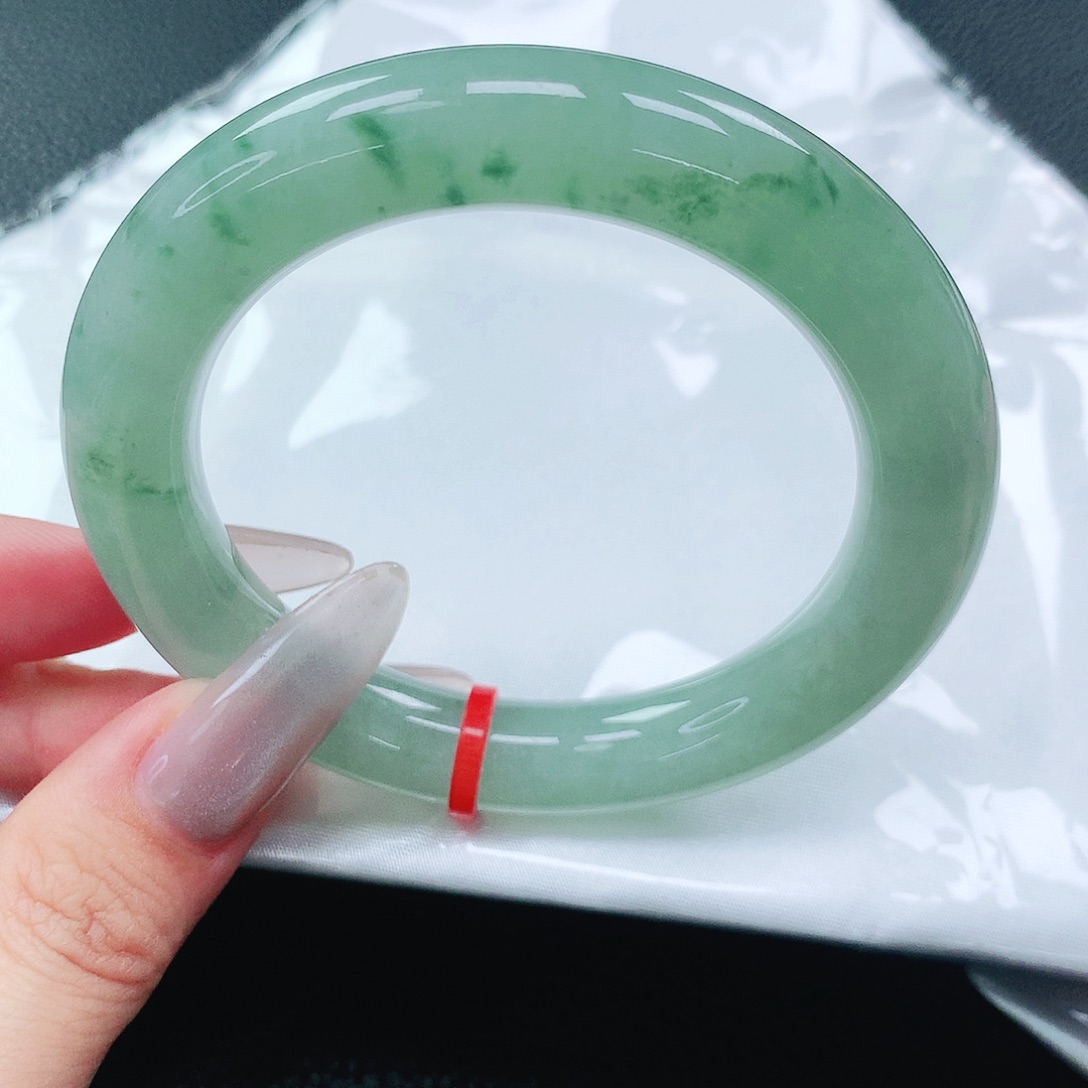 翡翠手镯未镶嵌54圈