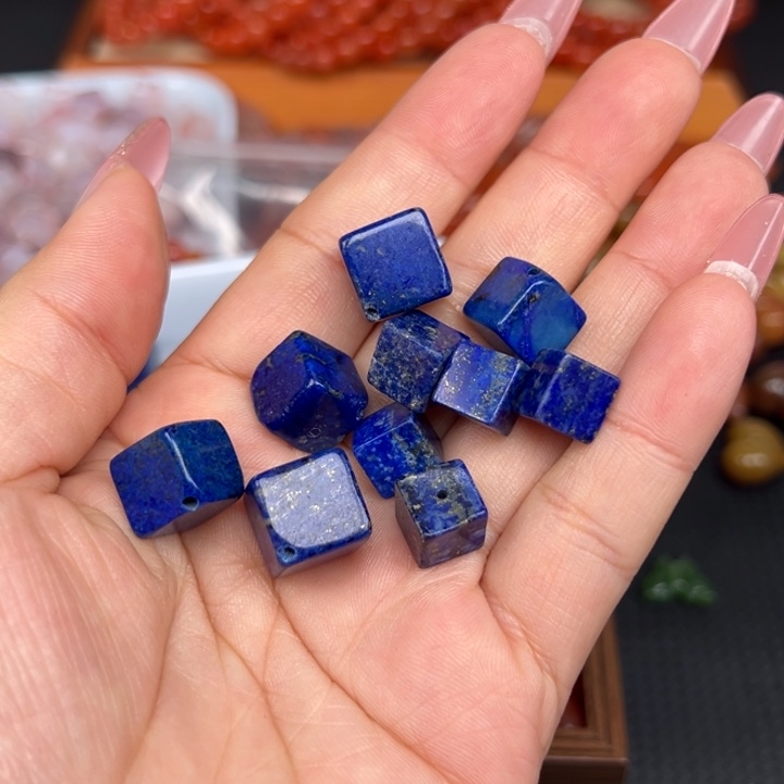 青金石未镶嵌颈饰多样性