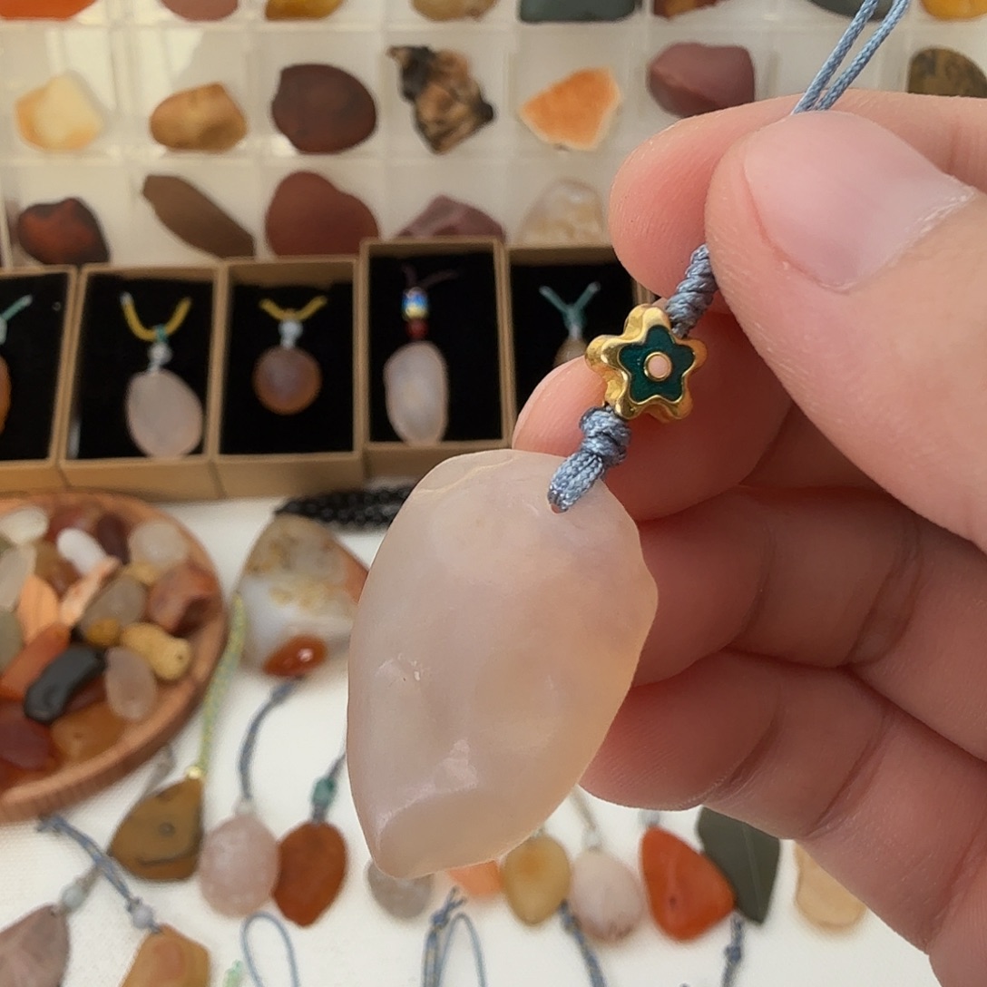 只买单纯的吊坠，没带链子，属的性质。