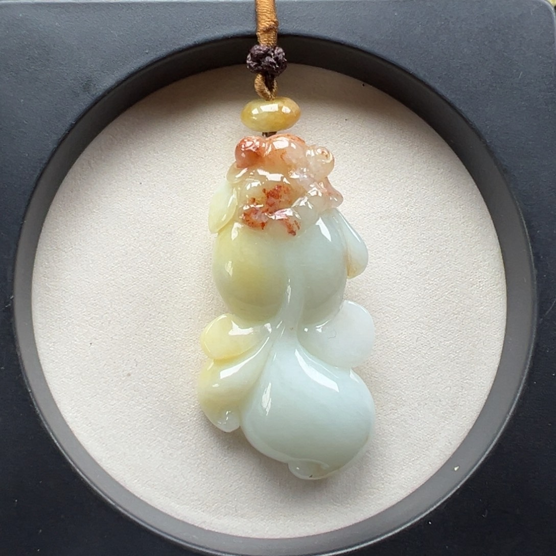 翡翠未镶嵌颈饰小鱼