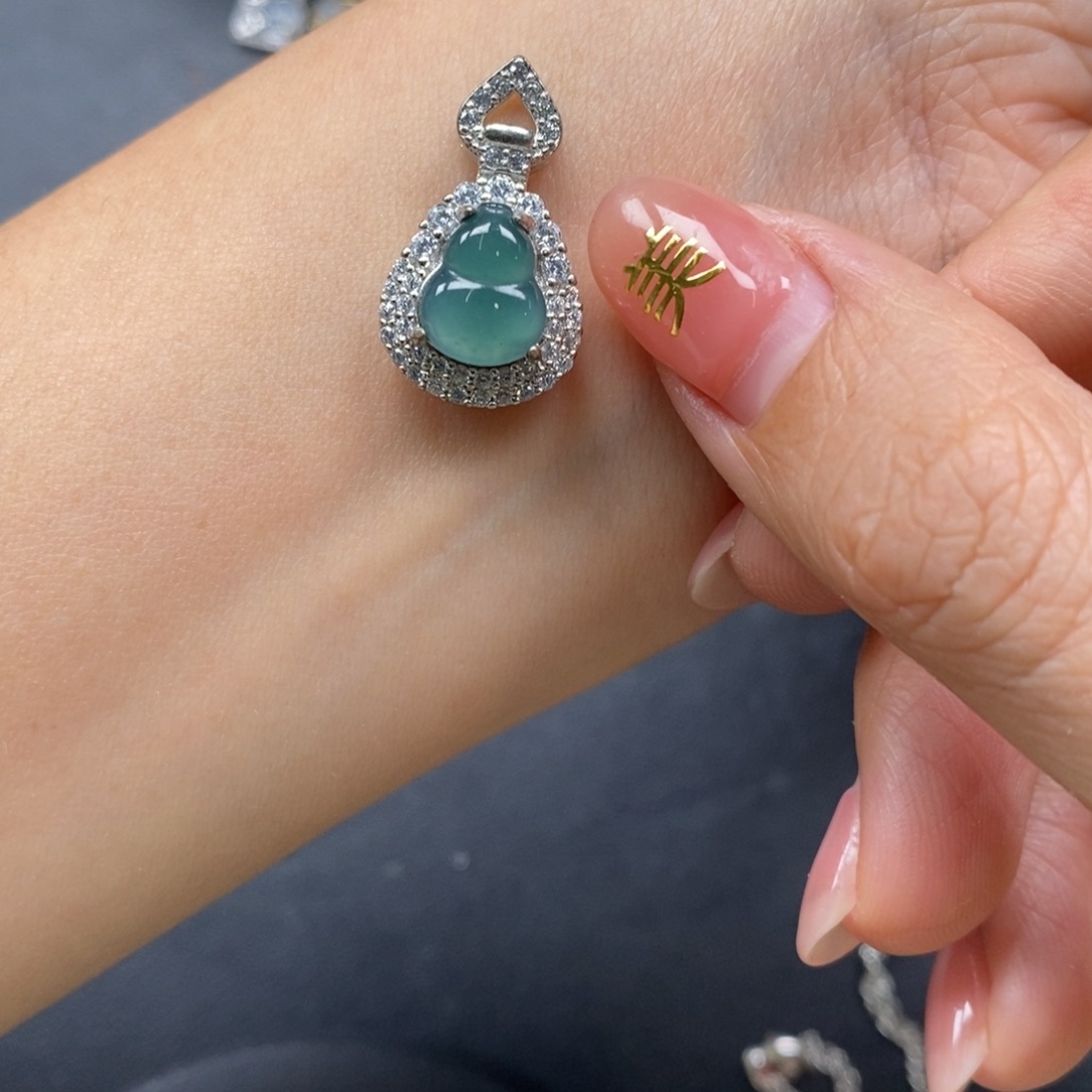 翡翠颈饰未镶嵌翡翠