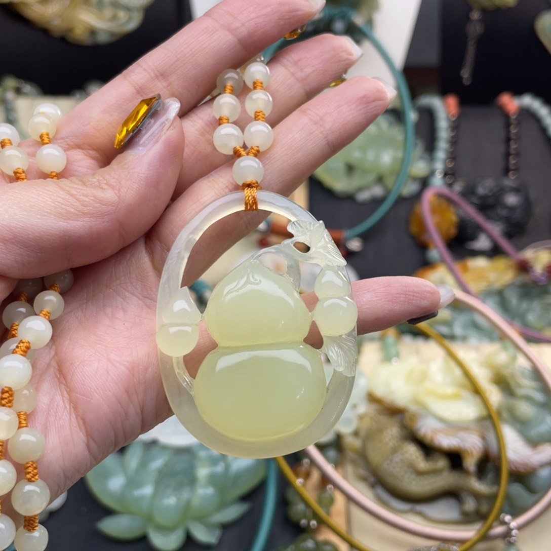 蛇纹石玉颈饰未镶嵌