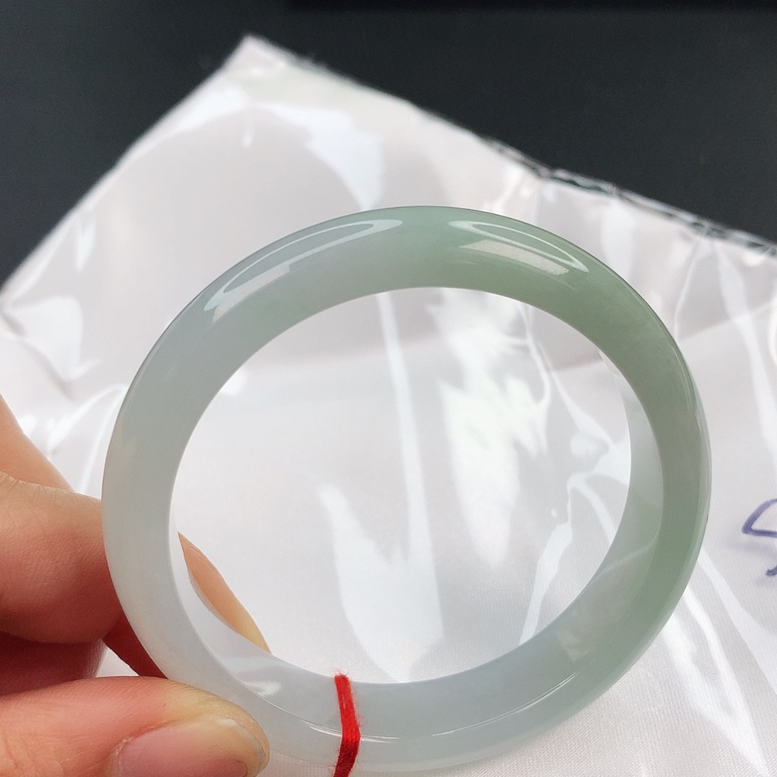 翡翠手镯未镶嵌………….