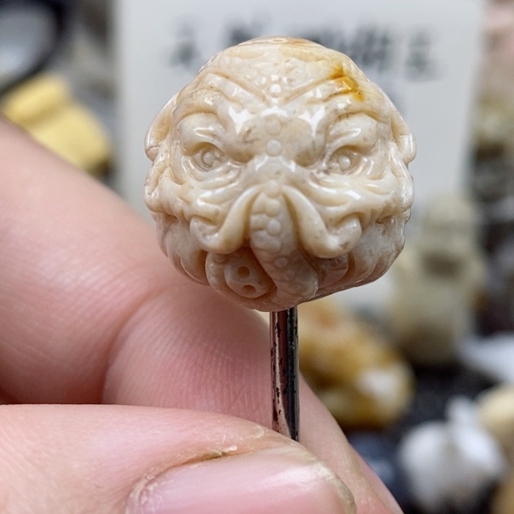 颈饰未镶嵌硅化珊瑚（珊瑚玉）