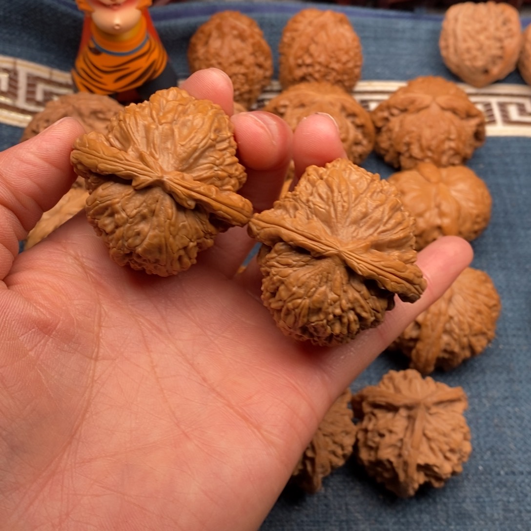 文玩核桃把件43.5球白