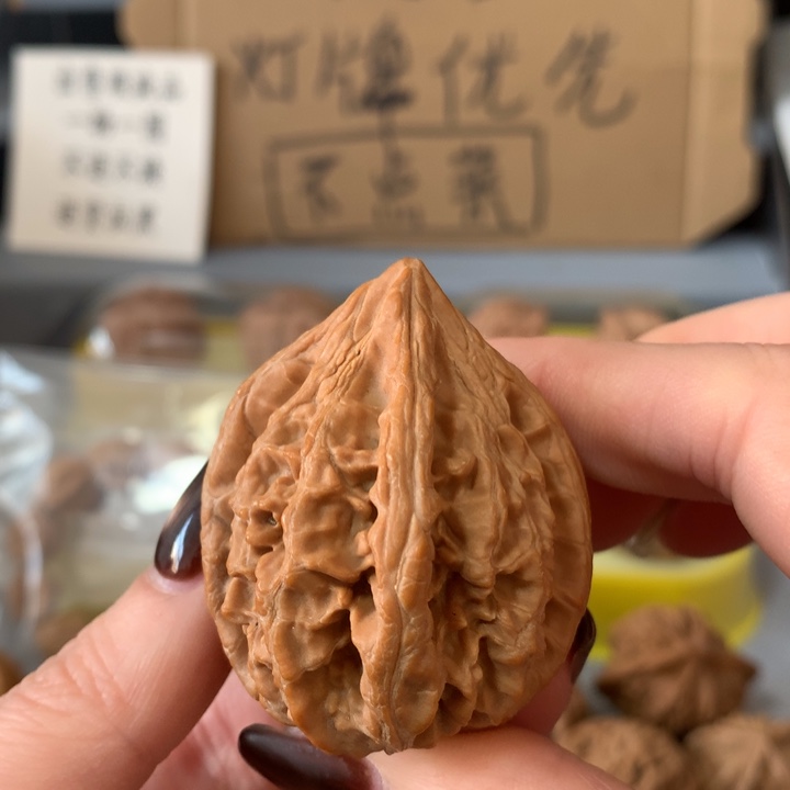 l***W吊坠文玩核桃异形单只，有瑕疵
