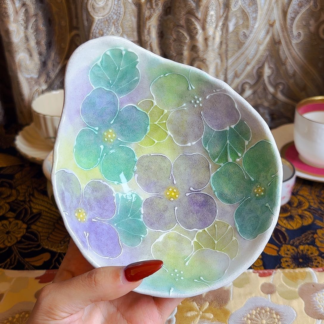 它家茶具瓷器真美！