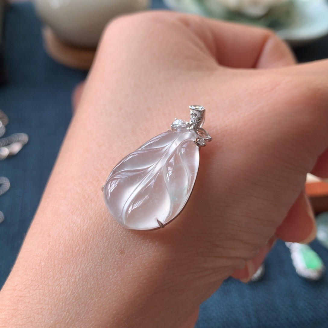 翡翠18K金镶嵌颈饰叶子