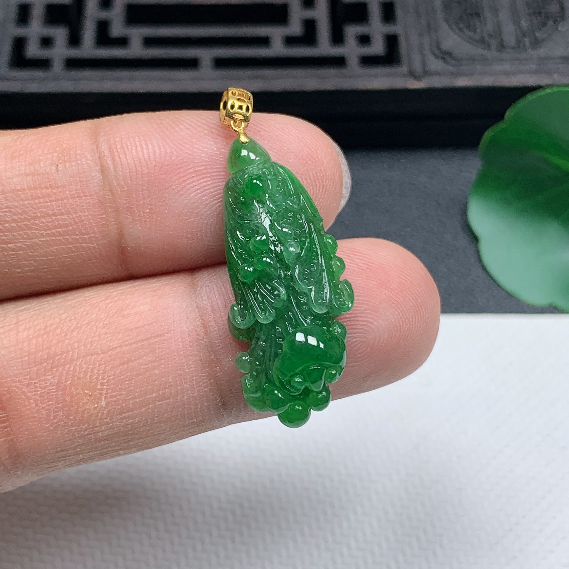 缅甸天然翡翠A货18K金扣精美满绿白菜吊坠尺寸30.2*13.2*8mm