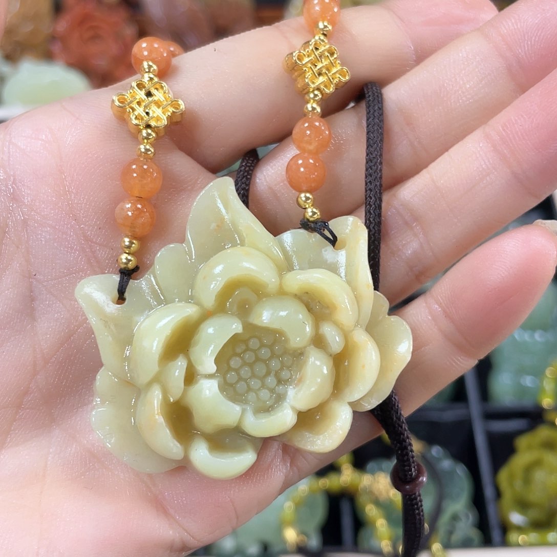 蛇纹石玉颈饰合金