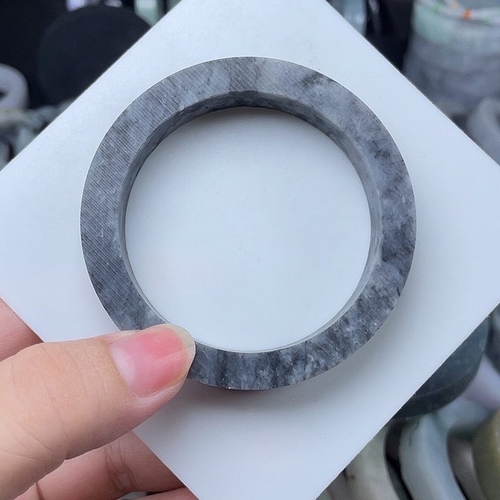 未镶嵌乌鸡手镯定制翡翠