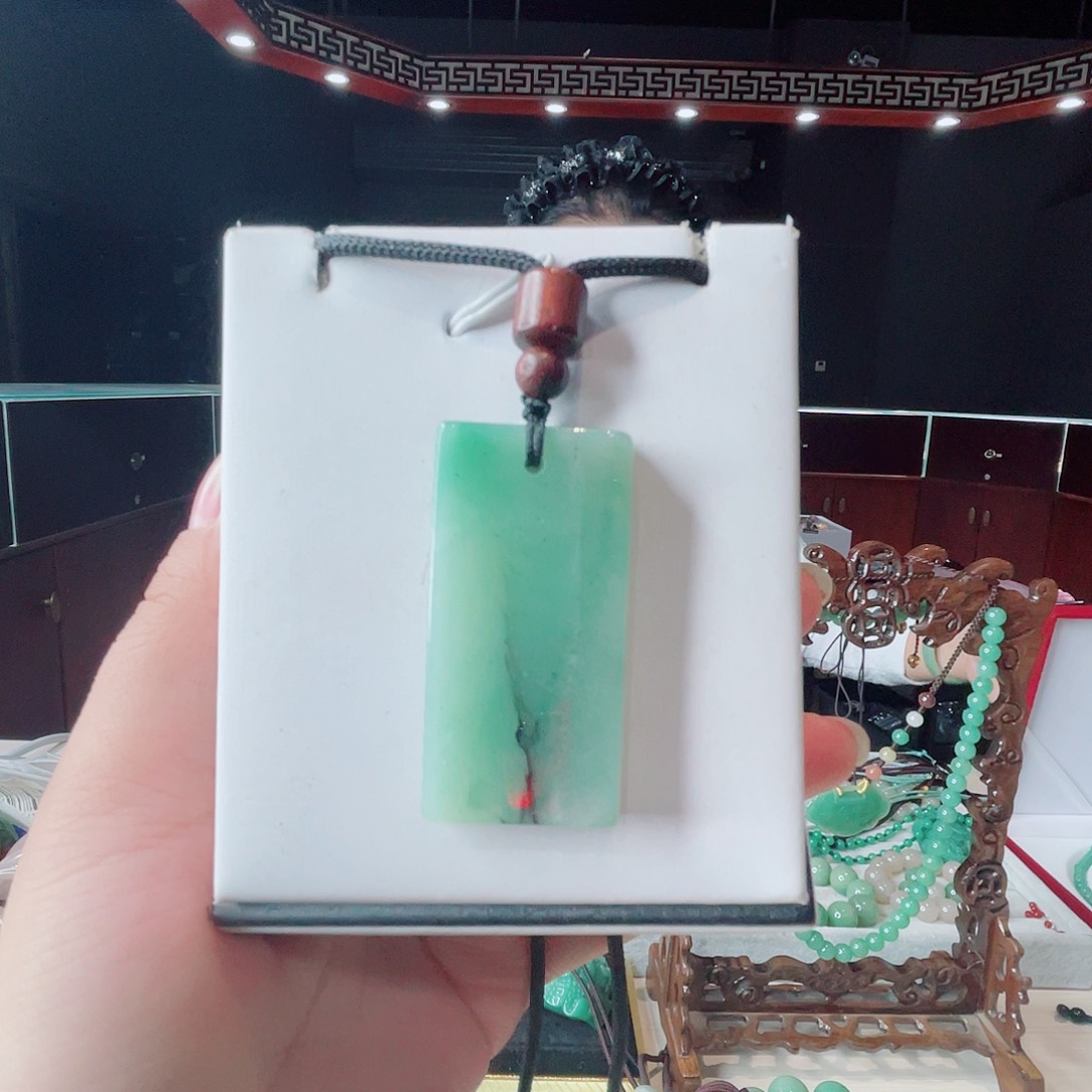 颈饰未镶嵌密玉（石英质玉）