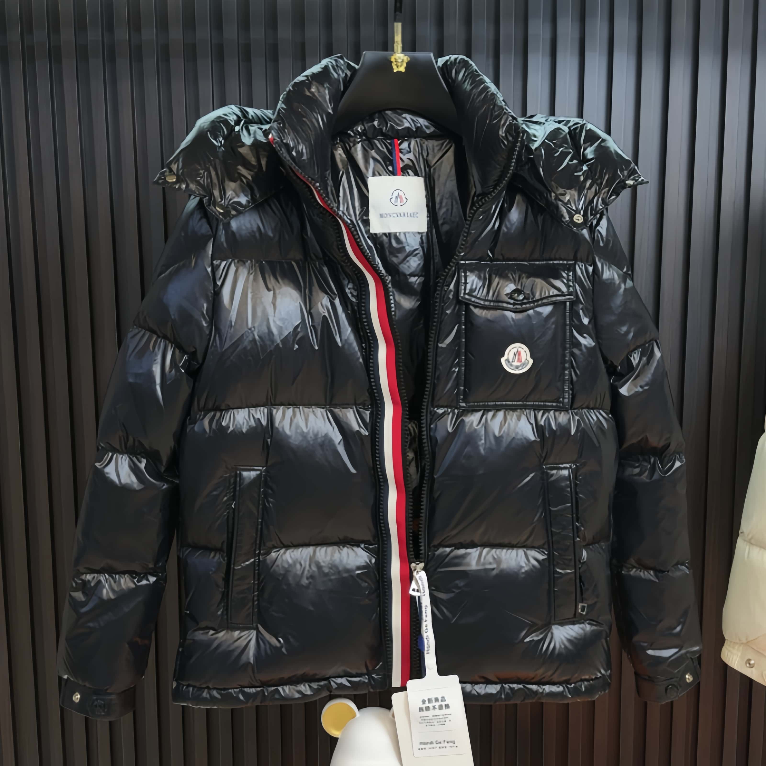 2025冬季双拉链彩虹条拼接高端免洗亮面百搭白鸭绒保暖情侣羽绒服