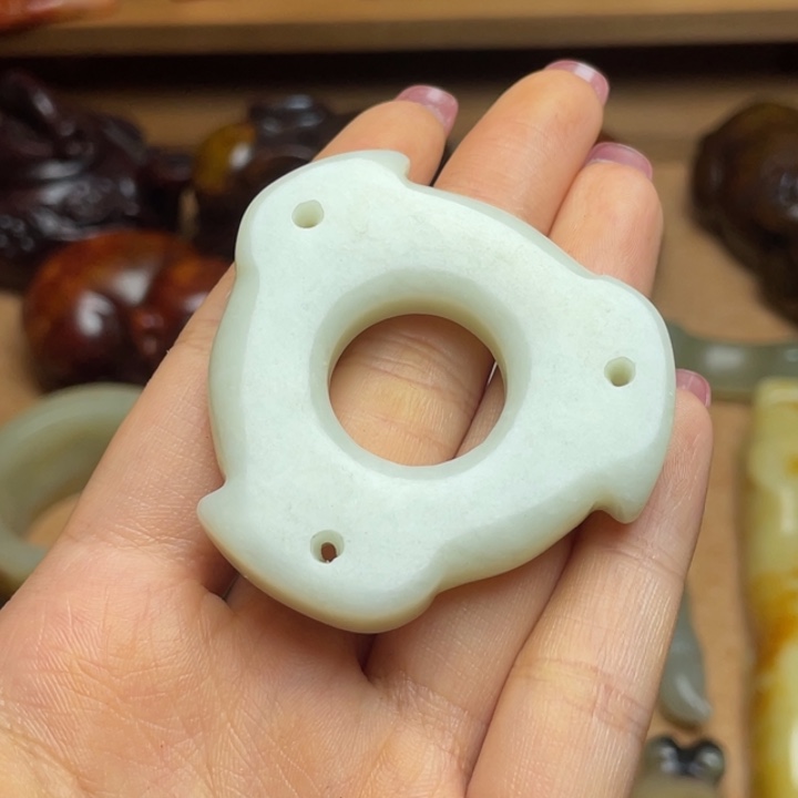 蛇纹石玉未镶嵌颈饰