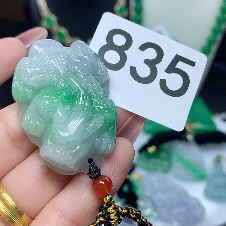 翡翠吊坠(赠链)未镶嵌