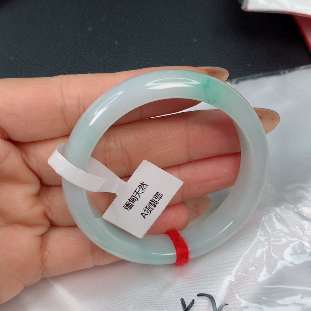 翡翠手镯未镶嵌…………