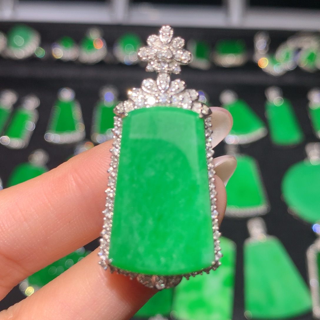 翡翠18K金镶嵌颈饰翡翠