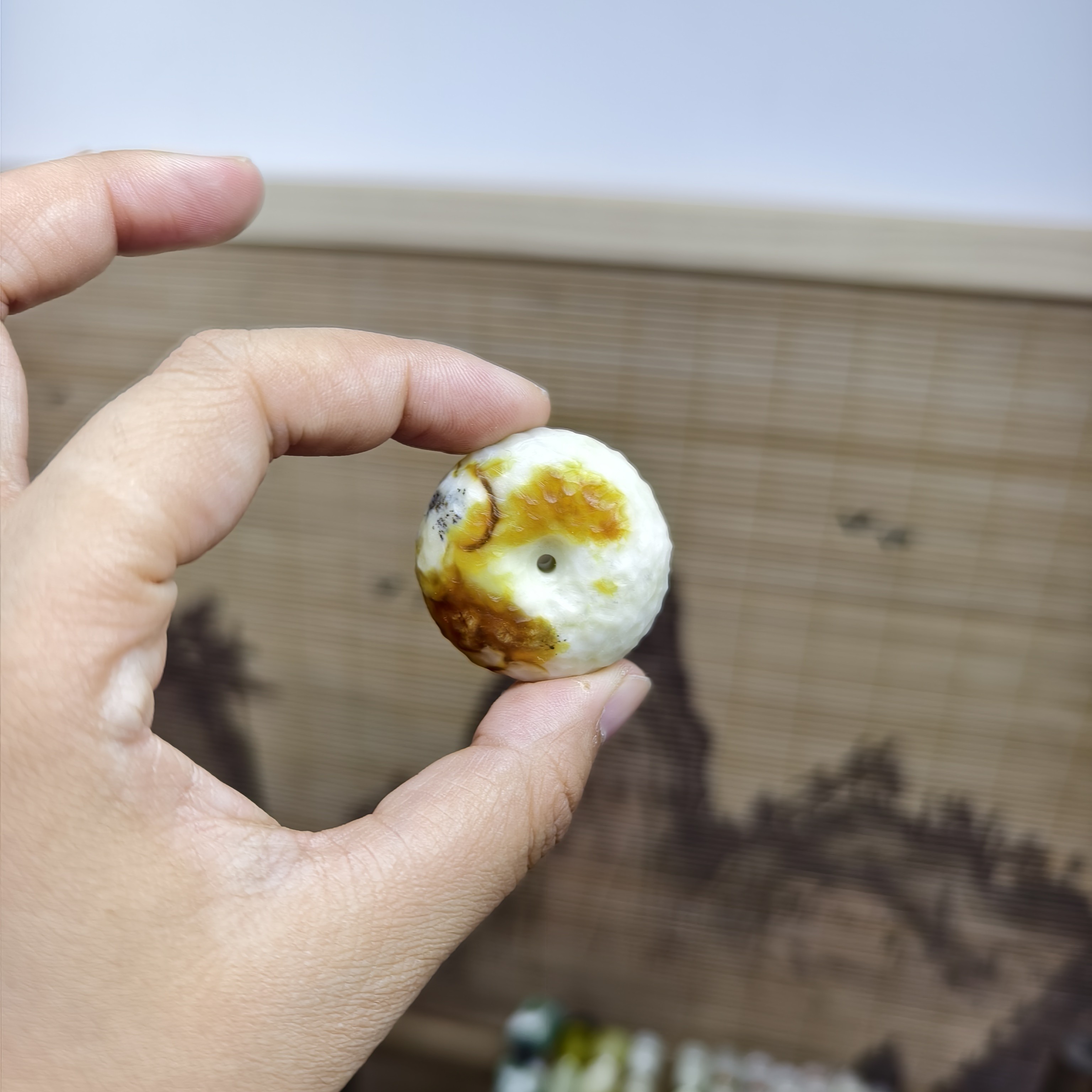 纯天然岫玉手工雕刻花玉俏色红皮带水草平安扣