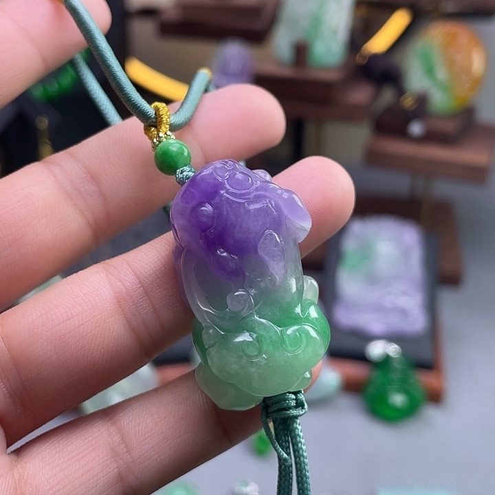 翡翠未镶嵌吊坠(赠链)