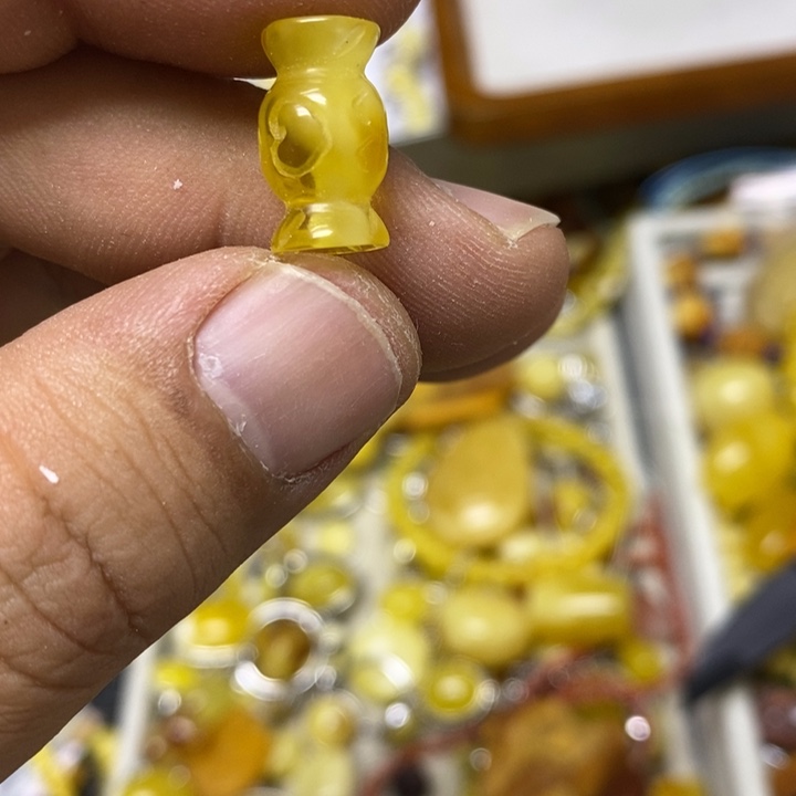 蜜蜡未镶嵌裸石吊坠