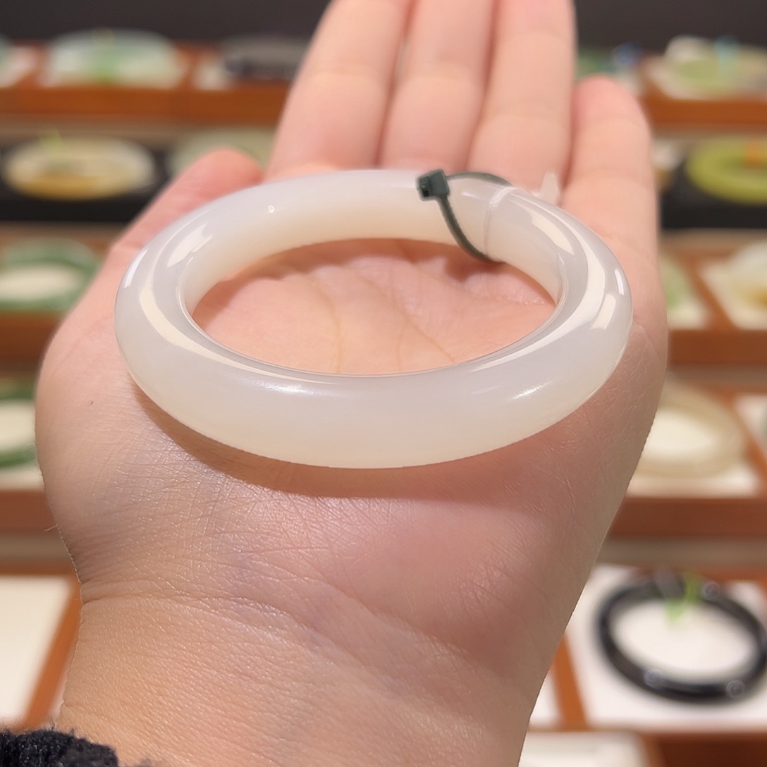 和田玉手镯未镶嵌星****记