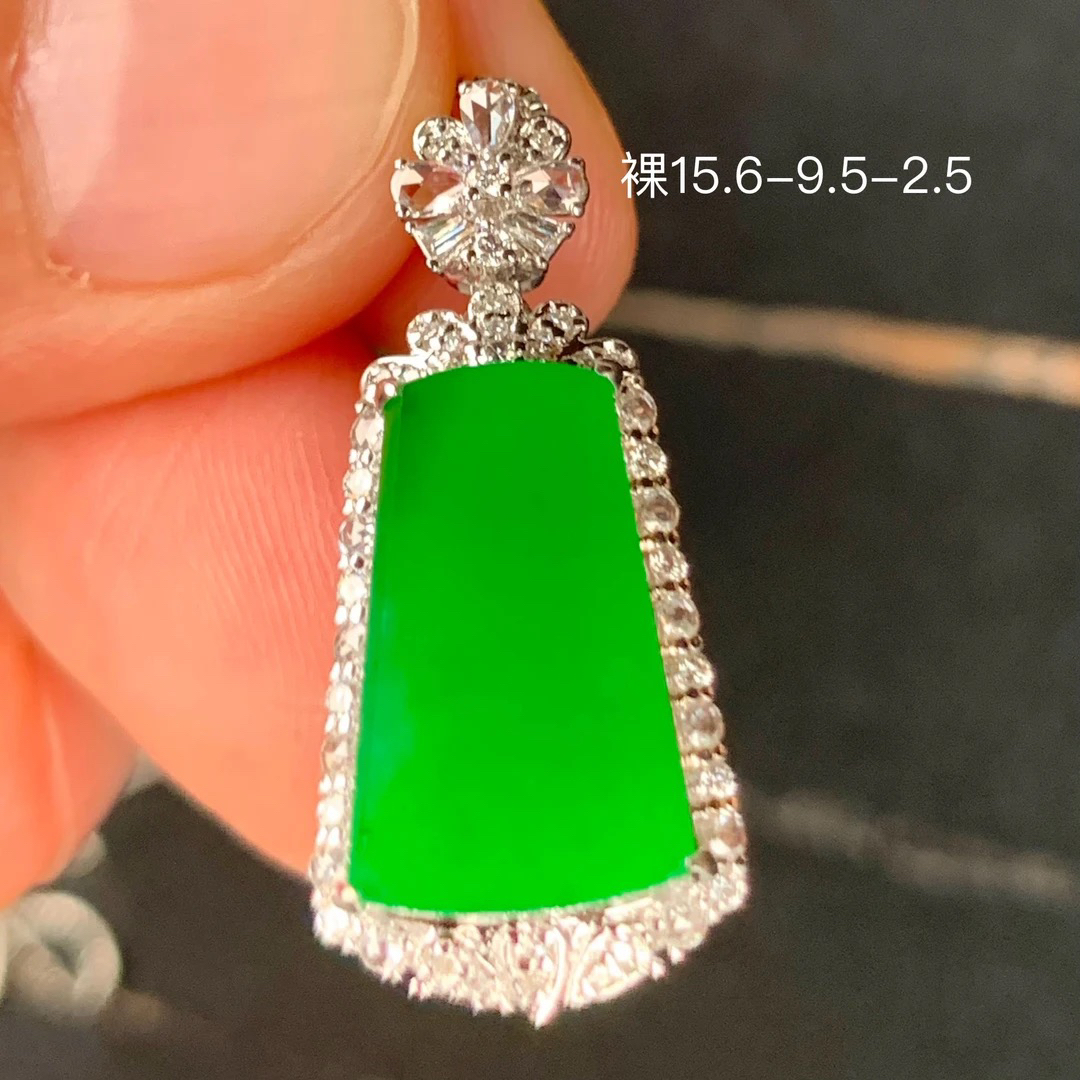 高冰满绿无事牌天然翡翠吊坠 镶嵌精致 小众珠宝