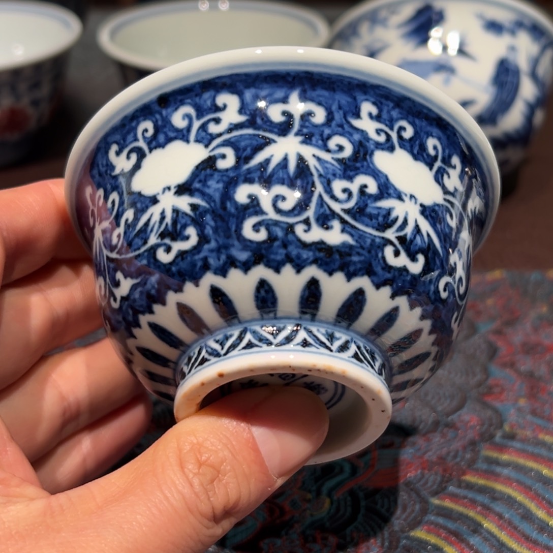 陶精品青花留白暗刻缠枝灵芝纹压手杯口径约9.3厘米