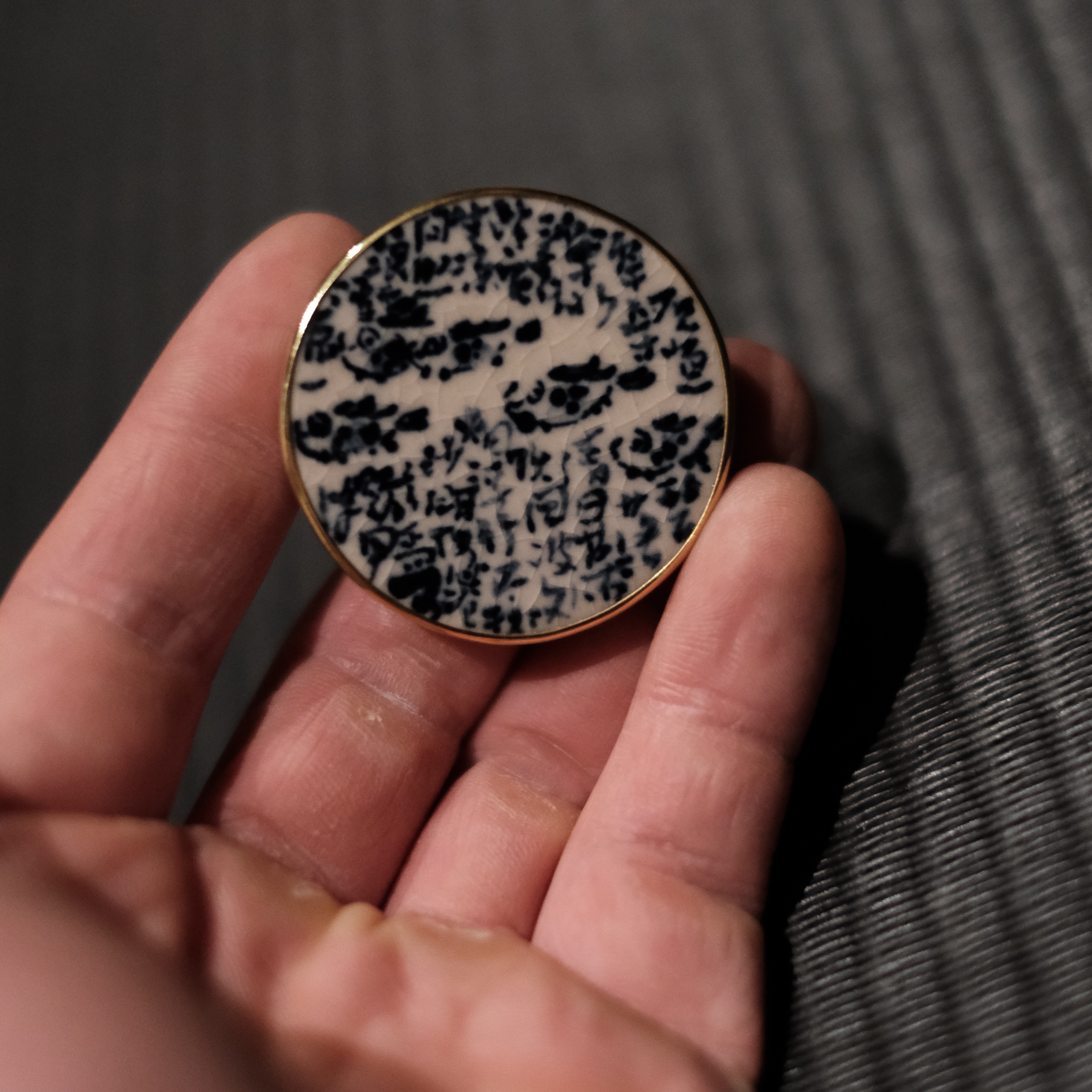 凡巢一凡-青花陶泥手捏小鱼满诗文包金盖置