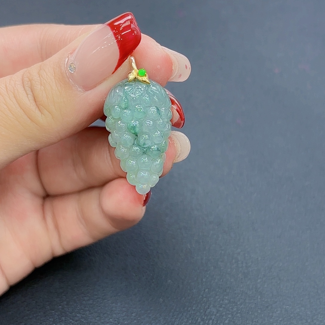 翡翠颈饰18K金镶嵌葡萄吊坠